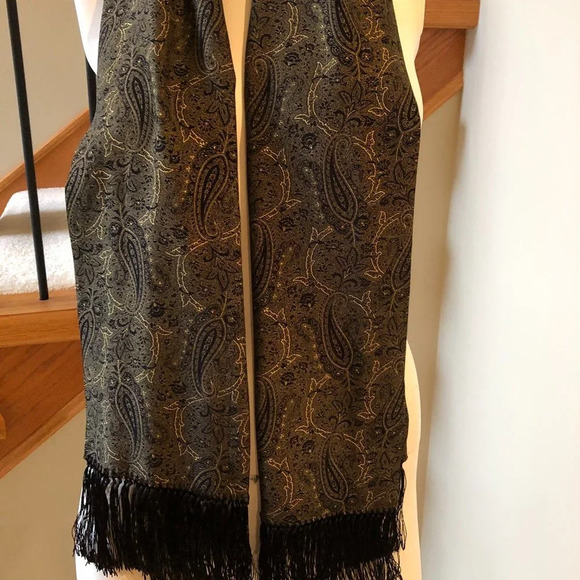 Luxurious Classic Knotted Fringed Paisley Pattern Scarf in Black + Gold Size OS - Picture 4 of 4